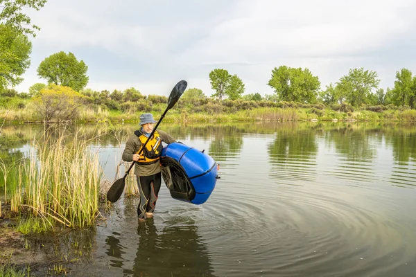 Packraft 一人轻型筏 用于探险或冒险赛 在科罗拉多湖岸的春季风光的高级男性 — 图库照片