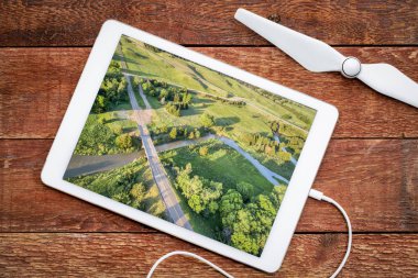 otoyol ve köprü kasvetli nehre Nebraska Sandhills, dijital tablet bir hava görüntü inceleme üzerinden