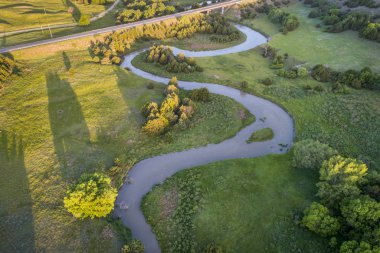 Hava görünümünü kasvetli nehre yakın Thedford, Nebraska Sandhills bahar gündoğumu ışık tarafından sahne
