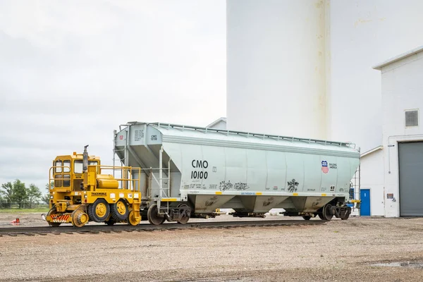 田園東のコロラド州の穀物倉庫でホッパー粒車両移動車 Mover Trackmoblie 95Tm がユニオン パシフィックに覆われているオウィディウス コロラド州 アメリカ合衆国 2018 — ストック写真