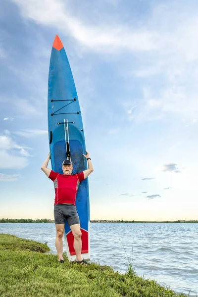 Paddler Sênior Com Sua Corrida Stand Paddleboard Lago Shote Colorado — Fotografia de Stock