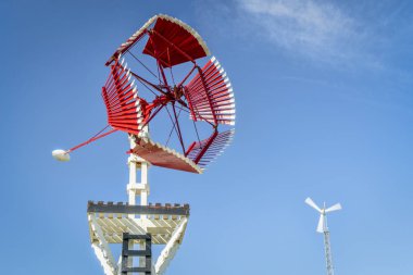 Su Amercian Prairie mavi gökyüzü karşı arka planda bir modern rüzgar türbini ile pompa için antika yel değirmeni