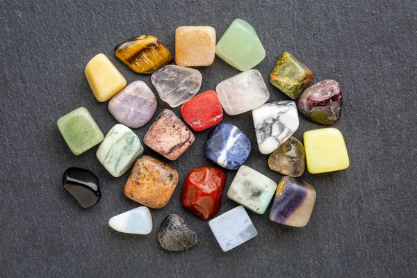 Conjunto Pedras Preciosas Pequenas Polidas Semipreciosas Coloridas Contra Ardósia Cinza — Fotografia de Stock