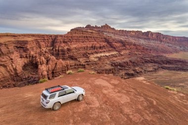 Moab, Ut, Amerika Birleşik Devletleri - 6 Mayıs 2018: Toyota 4runner Suv (2016 iz baskı, hisse senedi araç olmadan kapalı yol modifacations)) içinde Moab alanı., havadan görünümü güneş doğmadan önce ıssız bir izinde