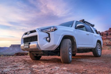 Moab, Ut, Amerika Birleşik Devletleri - 6 Mayıs 2018: Toyota 4runner Suv (2016 iz baskı, hisse senedi araç olmadan kapalı yol modifacations)) Moab alanında güneş doğmadan önce ıssız bir izinde.