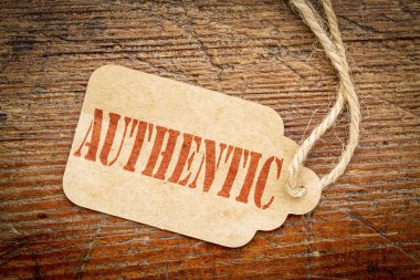 Otantik tabela - kırmızı şablon metni üzerinde rustik ahşap karşı bir karton fiyat etiketi