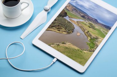 bahar sahne - Burns Colorado, aşağıda üst Colorado Nehri vadisinde hava görüntüyü dijital tablet gözden geçirme