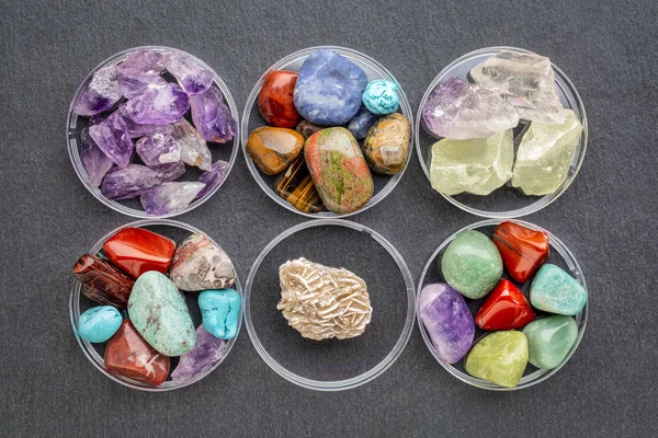 Conjunto Piedras Preciosas Pulidas Semipreciosas Coloridas Con Roseta Yeso Rosa — Foto de Stock