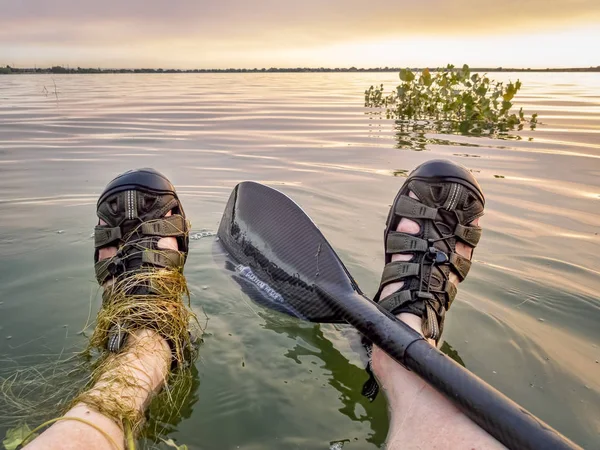 スタンド アップ Paddleboard トレーニングの休憩中に穏やかな湖の日の出を見てください — ストック写真