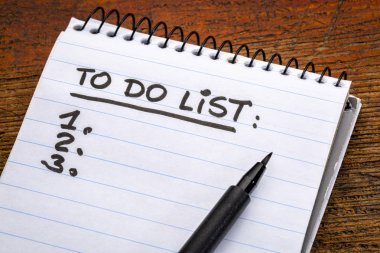 El yazısı içinde bir spiral defter grunge ahşap karşı listesi - yapmak