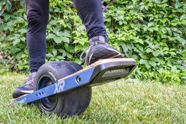 Fort Collins, Co, Amerika Birleşik Devletleri - 16 Haziran 2018: Onewheel, bir kendi kendine dengeli elektrik paten Kurulu (+ Xr modeli) bir yolculuk bir arka bahçede çimlerin üzerine gelecek hareket tarafından başlangıç.