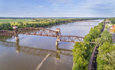 Tarihi demiryolu Missouri Nehri Boonville, köprüden Katy bir kaldırdı midsection ve ziyaretçi gözlem güverte - havadan görünümü