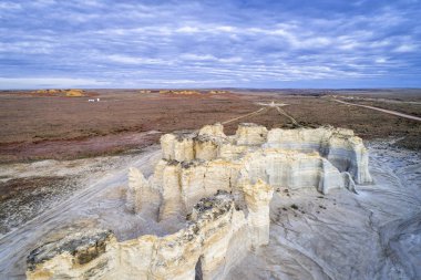 Anıt kayalar (tebeşir piramitleri) Batı Kansas Prairie, havadan görünümü