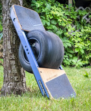 Fort Collins, Co, Amerika Birleşik Devletleri - 16 Haziran 2018: Onewheel, bir kendi kendine dengeli elektrik paten Kurulu (+ Xr modeli) tarafından gelecek hareket bir arka bahçesinde çimenlerin üzerinde.