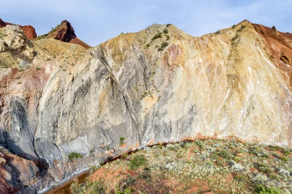 犹他州摩押地区彩色岩石形成和陡峭悬崖沿洋葱溪的鸟瞰图 — 图库照片