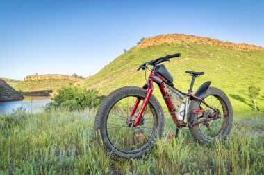 Colorado, ilkbahar geç sahne çimenli eteklerinde şişman Bisiklet