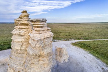 Castle Rock - kireçtaşı sütun Simgesel Yapı Prairie Batı Kansas yakınındaki Quinter (Gove County), yaz sonu havadan görünümü