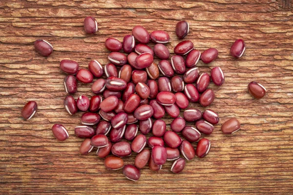 Küçük Japon adzuki (aduki, azuki) fasulye bir rustik ahır odun yığını