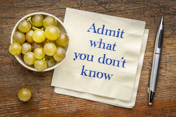 承认你不知道的忠告 手写在餐巾与葡萄 — 图库照片