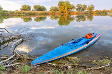 Bir kürek, Emanet kira kontratı ve Kuzey Colorado, yaz sahne sakin göl kıyısında su geçirmez spor ile Paddleboard kadar stand