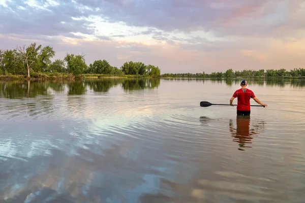 Männlicher Paddler Mit Langem Stehpaddel Einem Ruhigen See Stehend Sommerlandschaft — Stockfoto