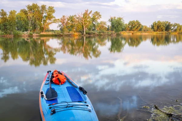 パドル 安全鎖および北コロラド州夏風景の静かな湖の岸に防水ダッフル Paddleboard 立ち上がる — ストック写真