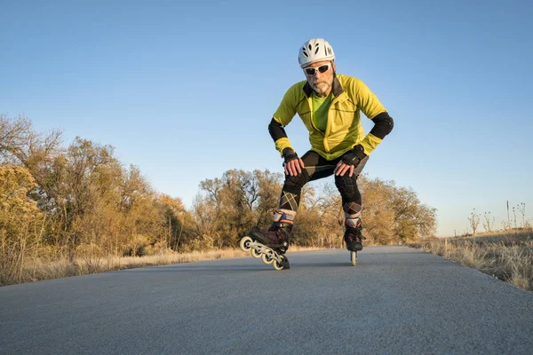 Starszy Mężczyzna Sportowiec Jest Inline Skating Szlaku Rzeki Poudre Colorado — Zdjęcie stockowe