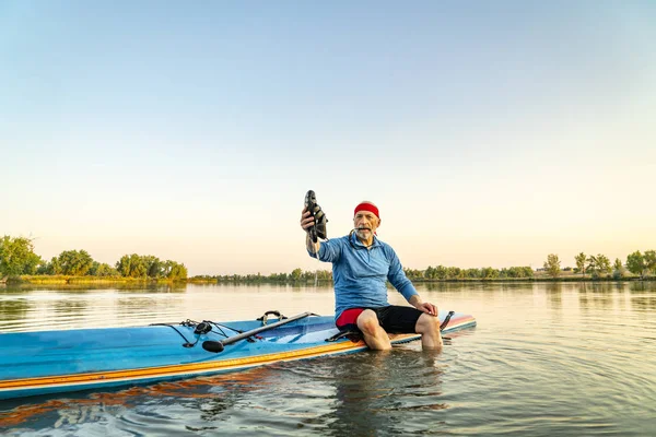 Senior Paddler Seduto Uno Stand Paddleboard Sandali Risciacquo Lago Calmo — Foto Stock