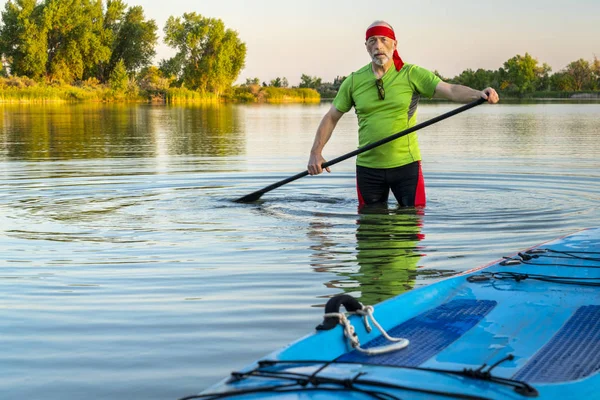 Ritratto Ambientale Anziano Paddler Con Pedana Lago Calmo Nel Nord — Foto Stock