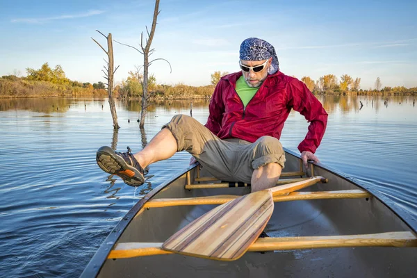 Senior Paddler Steigt Ein Kanu Auf Einem Ruhigen See Flussufer — Stockfoto