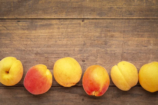 Row Fresh Ripe Apricots Rustic Wood Table Copy Space — Stock Photo, Image