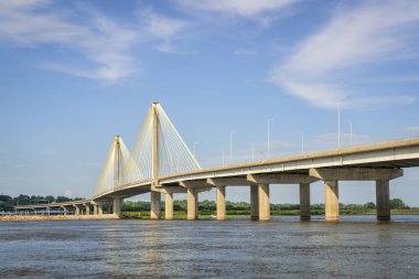 Clark bir askılı köprü Mississippi Nehri Batı Alton, Missouri ve Alton, Illinois arasındaki köprüdür.