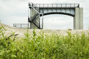 Görüntüleme platformu üzerinde kilit ve baraj No 26 Alton, Illinois yakınındaki kalıntısı üzerine üst Mississippi Nehri -m Lincoln kalkanlar rekreasyon alanı