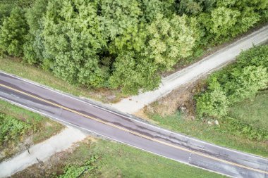 Hava Katy iz geçiş Otoban Pilot Grove, Missouri - yakınındaki bu Missouri devlet çoğunu arasında uzanan bir 237 mil bisiklet yolunda terk edilmiş tren dönüştürülmüş görülmektedir.