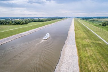 bir römorkör üzerinde zinciri, kayalar Canal, Mississippi Nehri yukarıda St Louis - havadan görünümü