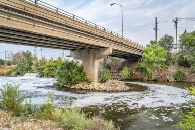 büyük kanalizasyon atık Denver metro Atıksu arıtma tesisi bir köpük votex akıntıya karşı Sout Platte Nehri oluşturma gelen biri