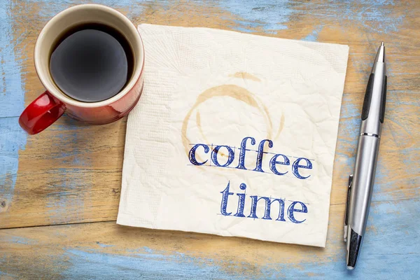 咖啡时间文本在餐巾与一杯咖啡咖啡 — 图库照片