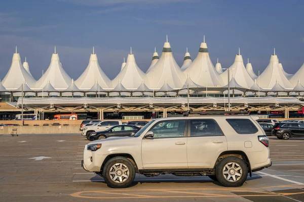 美国丹佛 2018年8月2日 4Runner Suv 2016 路车型 在丹佛国际机场车库停车场 — 图库照片
