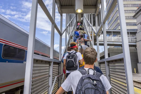 ミズーリ川のランナー アムトラック列車の乗客が駅の階段を登っているカンザスシティ ミズーリ州 アメリカ合衆国 2018 — ストック写真