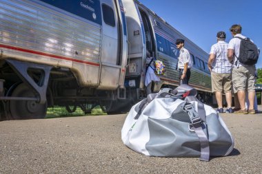 Kirkwood, Mo, Amerika Birleşik Devletleri - 27 Temmuz 2018: Yolcu bir sabah Amtrak treni, Missouri Nehri Runner, St Louis Kansas şehrine yatılı .