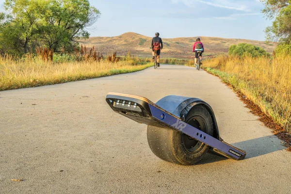 ウィンザー コロラド州 アメリカ合衆国 2018 Onewheel 電動スケート ボードおよび北コロラド州の Poudre の川の歩道で夏の終わりの朝の自転車 — ストック写真