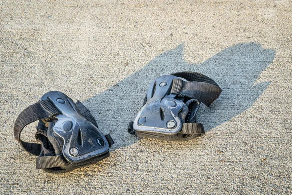 Een Paar Versleten Pols Bewakers Voor Skateboarden Skeeleren Tegen Beton — Stockfoto