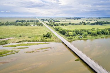 Kearney, Nebraska yakınındaki Platte Nehri Vadisi üzerinde çalışan bir karayolu havadan görünümü