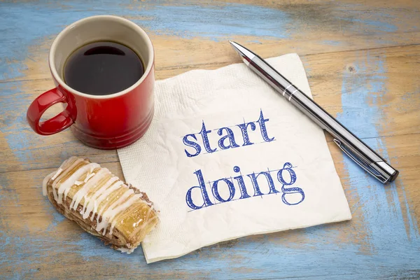 Anfangen Motivierende Handschrift Auf Serviette Mit Einer Tasse Kaffee Und — Stockfoto