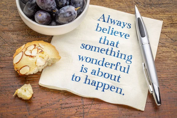 永远相信美好的事情即将发生 手写在餐巾与葡萄和曲奇饼 — 图库照片