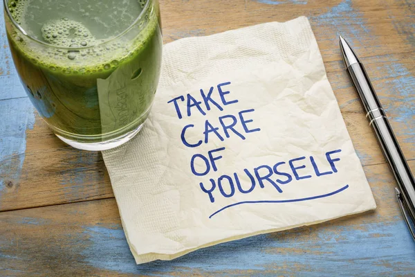 Cuídate Escritura Inspiradora Una Servilleta Con Vaso Jugo Verde —  Fotos de Stock