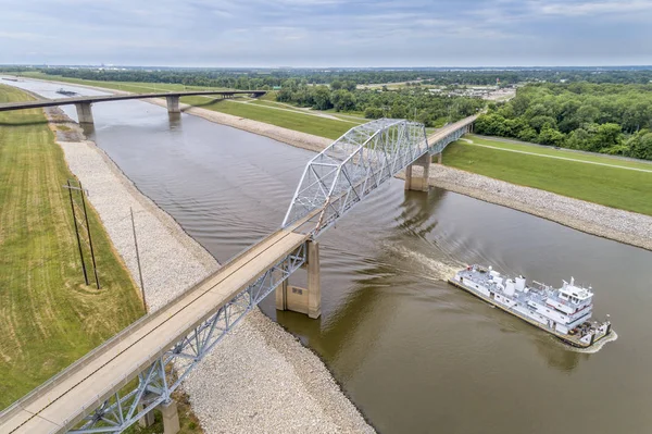 Remorqueur Passant Sous Les Ponts Sur Chaîne Des Rochers Canal — Photo