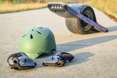Windsor, Co, Amerika Birleşik Devletleri - 15 Ağustos 2018: Koruyucu kask, bilek gardiyan ve yaz sabahları Onewheel Poudre nehir yolun Kuzey Colorado elektrik kaykay.