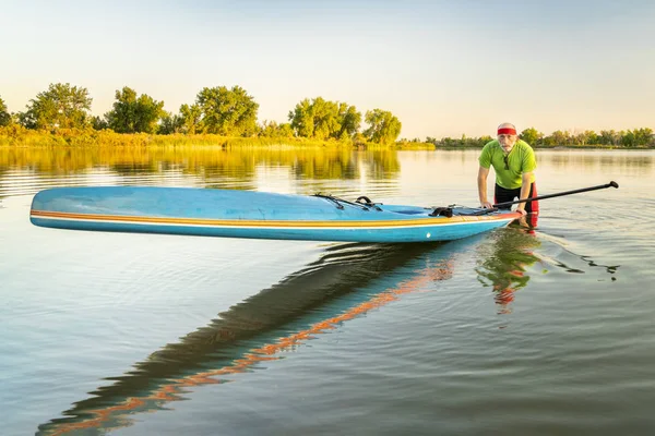 Senior Paddler Maschio Con Cavalletto Corsa Paddleboard Lago Calmo Nel — Foto Stock