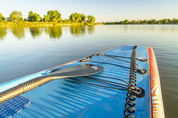 Wstać Paddleboard Bungies Wiosła Smycz Bezpieczeństwa Spokojne Jezioro Krajobraz Lato — Zdjęcie stockowe